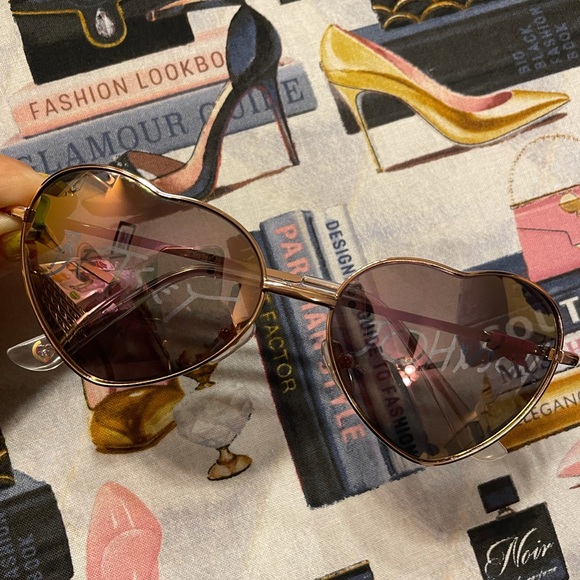 Betsey Johnson ombré aviator sunglasses - Picture 3 of 10